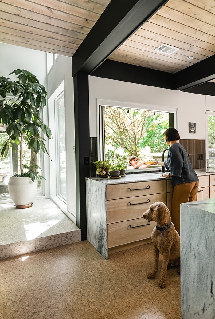 A pocketing MultiGlide Pass-Through Window connects this indoor kitchen with the outdoor kitchen area for effortless and efficient entertaining. 