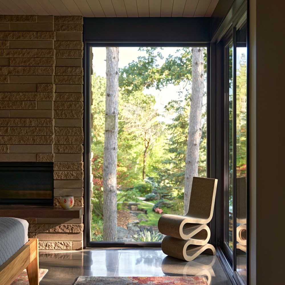 A lakeside cottage paying homage to Frank Lloyd Wright
